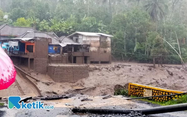 Thumbnail Jembatan Penghubung Malang-Lumajang di Sidomulyo Putus Diterjang Banjir