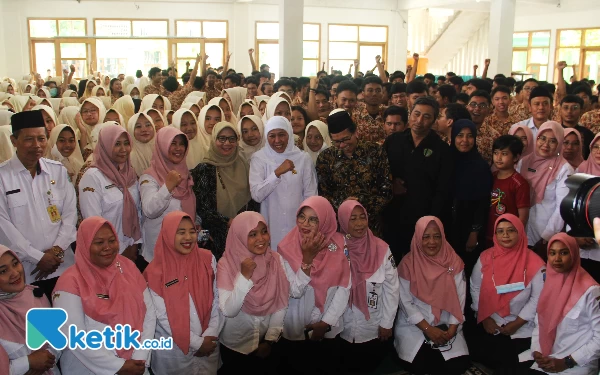 Thumbnail Berita - Gubernur Khofifah Datang, Semangat Siswa SMAN 1 Sidoarjo Bangkit Lagi Pascatragedi