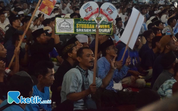 Thumbnail Aksi jamaah membawa berbagai poster di acara Sholawat dan Doa di Jatim Expo, Jumat (9/2/2023). (Foto: Khaesar/Ketik.co.id)