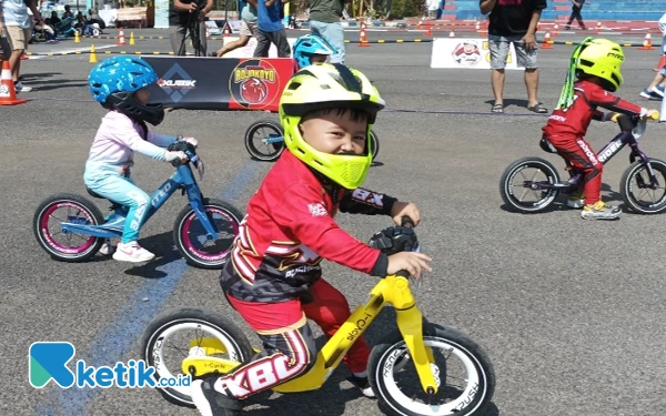 Thumbnail Menggemaskan, Ratusan Balita dan Anak Adu Cepat Push Bike di Kabupaten Malang