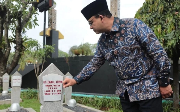 Thumbnail Berita - Anies Baswedan Ziarah ke Makam KH Zainul Arifin Pohan 