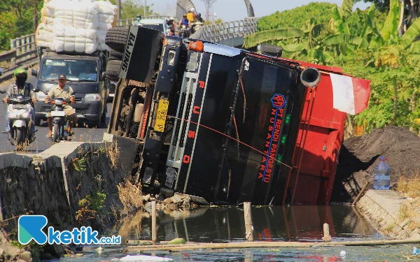 Thumbnail Dump Truck Terperosok di Turunan Flyover Anggaswangi Sidoarjo