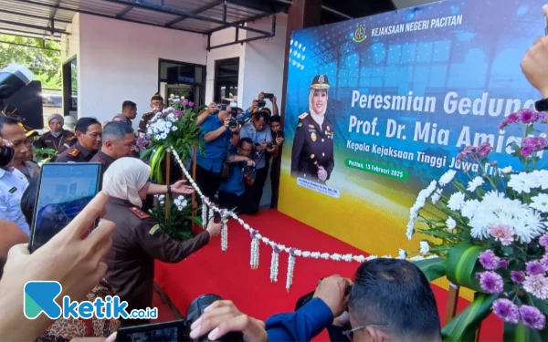 Foto Gedung yang diberi nama Prof. Dr. Mia Amiati itu secara simbolis diresmikan pada Kamis, 13 Februari 2025, di Halaman Kejaksaan Negeri Pacitan oleh Kepala Kejaksaan Tinggi Jawa Timur, Prof. Dr. Mia Amiati, SH, MH, CMA, CSSL. Ditandai dengan pemotongan pita. (Foto: Al Ahmadi/Ketik.co.id)