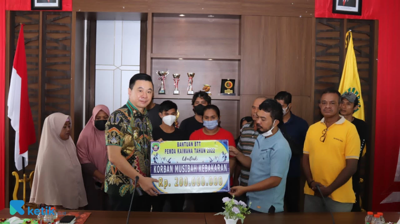 Pemkab Kaimana Salurkan Bantuan Rp200 Juta untuk Korban Kebakaran