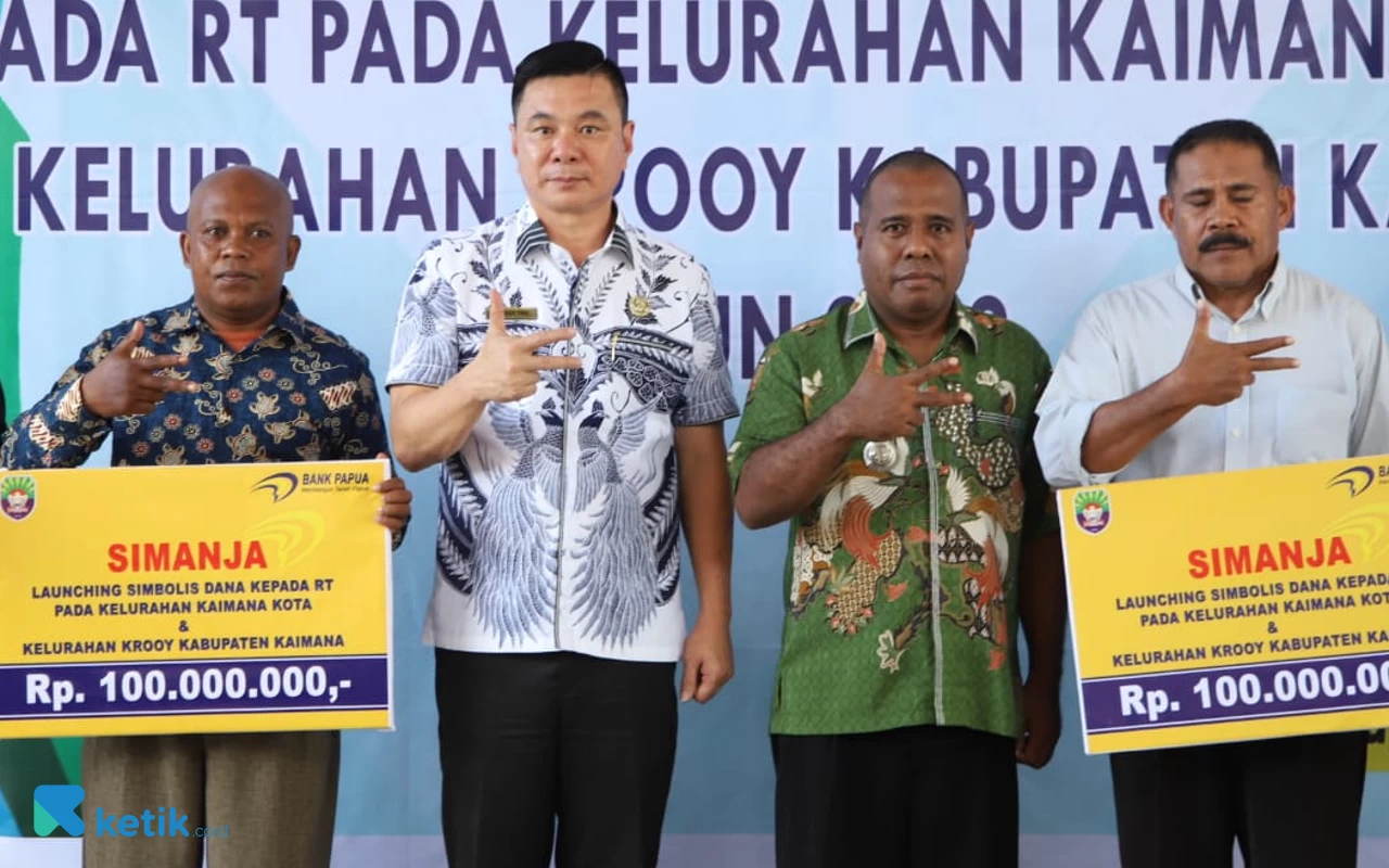 Bupati Kaimana Freddy Thie Luncurkan Program 100 Juta Per-RT