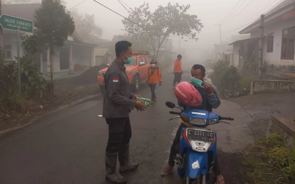 Status Gunung Api Semeru Naik Level IV Menjadi 'Awas'