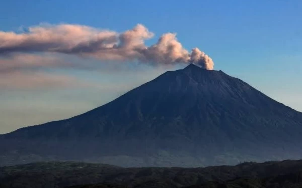 Thumbnail Berita - Gunung Kerinci Erupsi Lagi, Masyarakat Dimohon Tidak Panik 