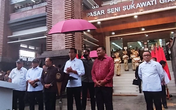 Thumbnail Jokowi Resmikan Pasar Seni Sukawati, Berharap Wisatawan Bali Meningkat