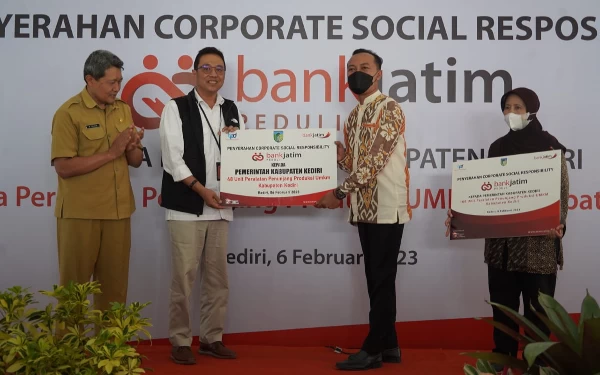 Thumbnail Berita - Dukung UMKM, Bank Jatim Serahkan CSR ke Pemkab Kediri