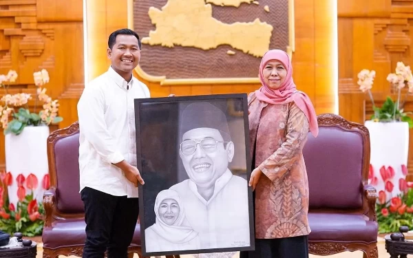 Khofifah Dapat Hadiah Lukisan Gus Dur dari PMII Jatim