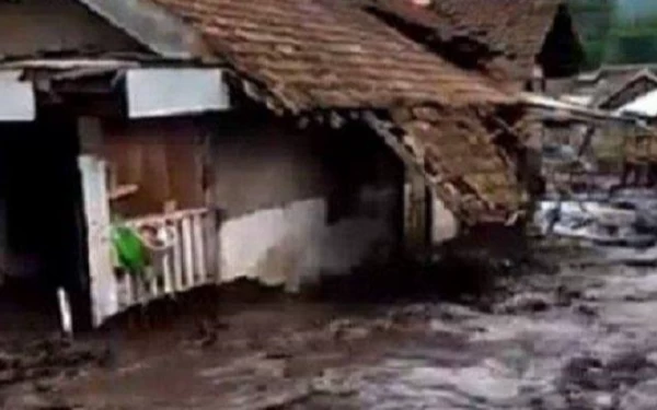 Thumbnail Banjir Bandang Bondowoso: Puluhan Rumah, Sekolah, Musala Rusak