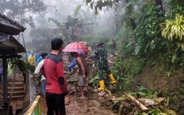 Longsor,  Jalur Trawas-Pacet Mojokerto Ditutup