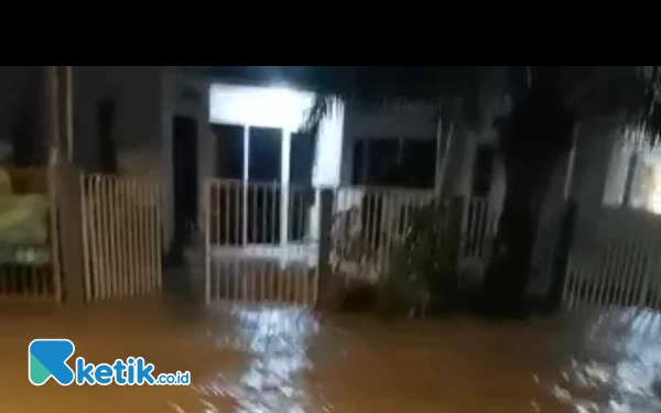 Thumbnail Berita - Tanggul Jebol di Gresik, Sejumlah Pemukiman Warga Terendam Banjir