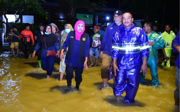 Thumbnail Berita - Gubernur Khofifah Tinjau Langsung Lokasi Banjir di Gresik