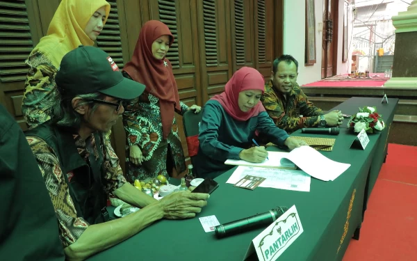 Persiapan Pemilu 2024, KPU Jatim Lakukan Coklit di Kediaman Khofifah