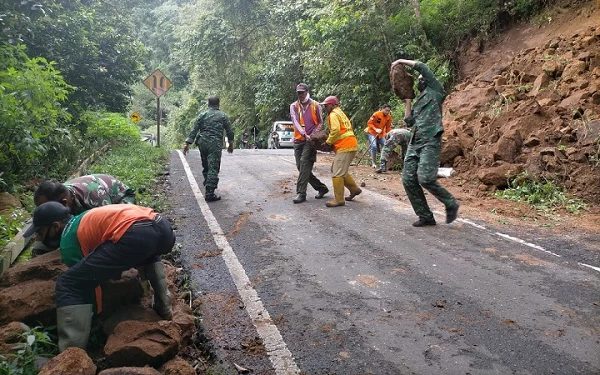 Tebing Longsor di Jalan Raya Pacet-Trawas