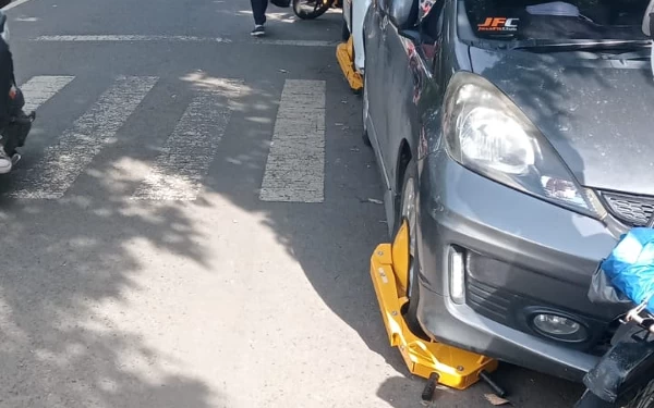 Tegas! Petugas Segel Mobil Nakal Parkir Sembarangan di RSSA Malang