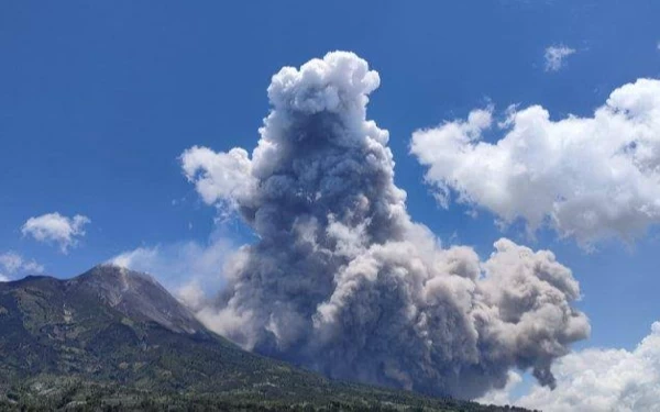 Thumbnail Berita - Hujan Abu Merapi Guyur Sejumlah Desa di Kecamatan Selo, Boyolali