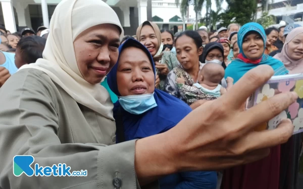 Senyum Warga Merekah di Dekapan Gubernur Khofifah