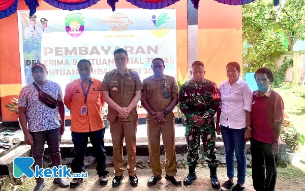 Thumbnail Berita - Bupati Freddy Thie Serahkan Bantuan dari Kemensos untuk PKM di Kaimana