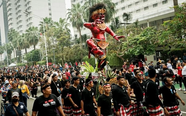 Ribuan Warga dan Wisatawan Saksikan Parade Ogoh-Ogoh di Kuta Bali