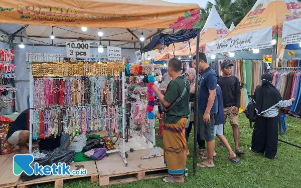 Thumbnail Sejumlah warga sedang melakukan jual-beli di stand pakaian dan aksesoris di Bazar Ramadan (Foto: Fenna/Ketik.co.id)