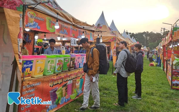 Thumbnail Ngabuburit di Alun-alun kota untuk berburu aneka takjil (Foto: Fenna/Ketik.co.id)