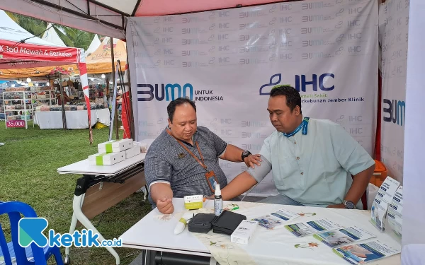 Thumbnail Cek kesehatan oleh Rumah Sakit Jember Klinik yang datang di Bazar Ramadan (Foto: Fenna/Ketik.co.id)