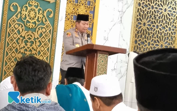 Jumatan di Masjid Akbar Surabaya, Kapolda Jatim Terima Curhatan Jemaah