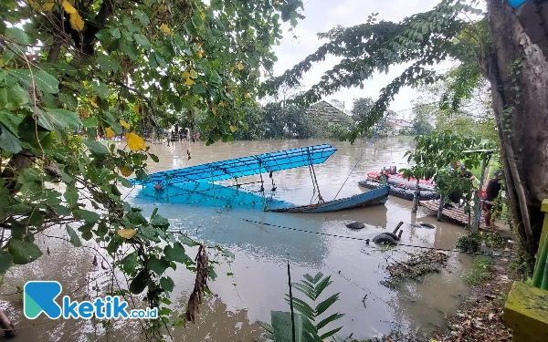 Thumbnail Berita - Perahu Penyeberangan Tenggelam, Satu Korban Hilang, 5 Motor Hanyut