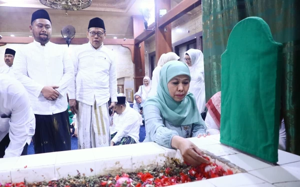 Thumbnail Berita - Lakukan Safari Ramadan, Khofifah Kunjungi Masjid Legendaris di Jawa Timur