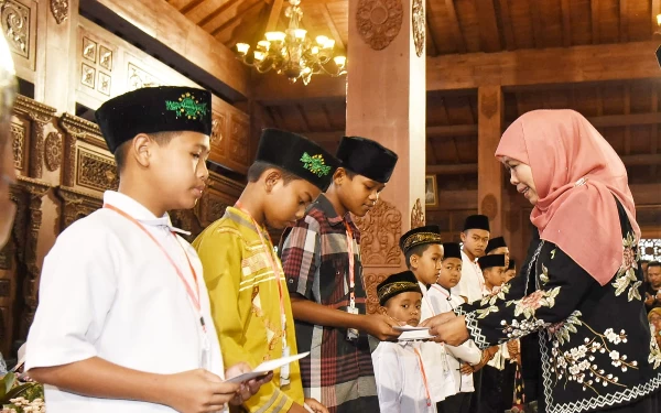 Khofifah Serahkan Bantuan kepada 1.000 Anak Yatim di Ponorogo