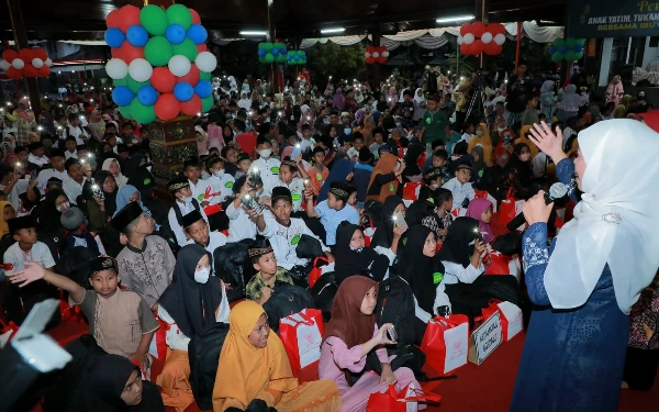 Safari Ramadan, Khofifah Santuni 1700 Anak Yatim di Tulungagung