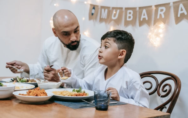 Thumbnail Melatih Anak Bersilaturahmi Saat Lebaran, Lakukan Hal ini