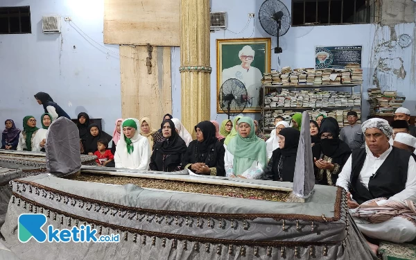 Thumbnail Safari Ramadan, Gubernur Khofifah Ziarah ke Makam Habib Sholeh Jember