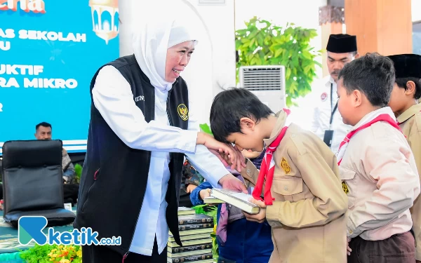 Safari Ramadan, Gubernur Khofifah Bagikan Al Quran dan School Kit