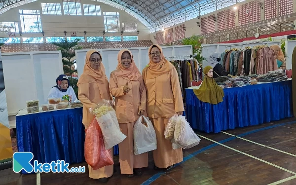 Thumbnail Berita - Dharma Wanita Poltek Jember Sediakan Paket Sembako Murah di Bazar Ramadan