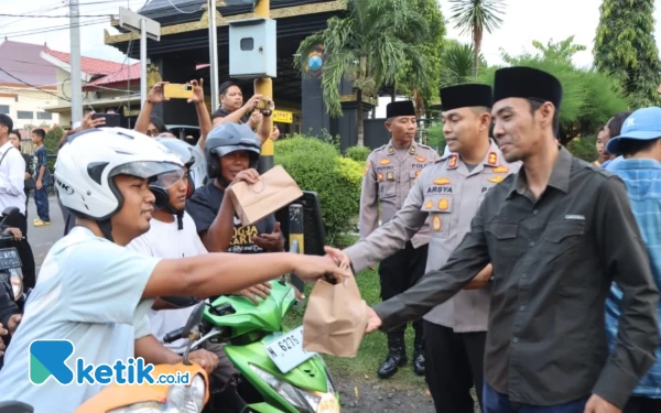 Thumbnail Berita - Bakti Ramadan, Polisi Probolinggo dan Wartawan Bagikan Takjil