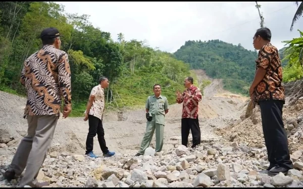 Thumbnail Berita - Bupati Pacitan Kunjungi Jembatan Putus Dampak Longsor Desa Kemuning Tegalombo