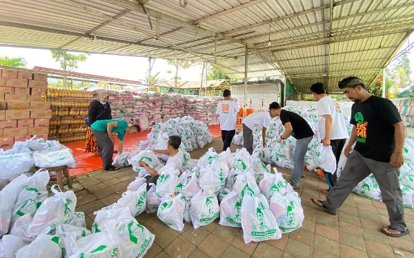 Thumbnail Gus Muhaimin Bagikan Puluhan Ribu Paket Lebaran untuk Warga Malang Raya