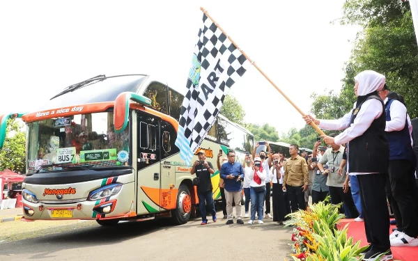 Thumbnail Berita - Khofifah Berangkatkan  Mudik Gratis 1.080 Perantau dari Jakarta ke Jatim