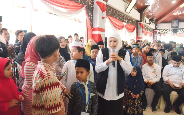 Thumbnail Sambut Idul Fitri, Khofifah Berbagi Kebahagiaan dengan Anak Yatim di Sampang