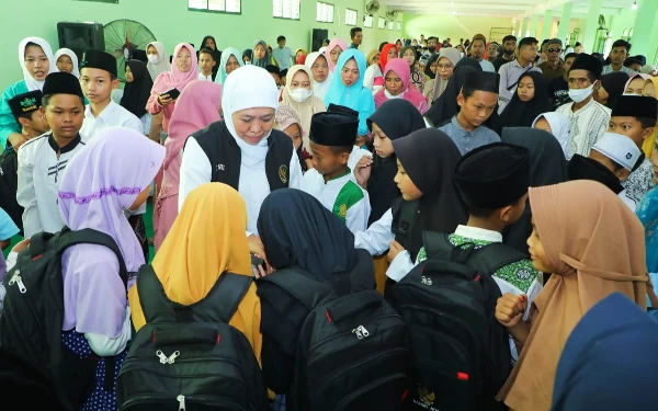 Thumbnail Tutup Safari Ramadan, Khofifah Santuni Ratusan Anak Yatim di Bojonegoro