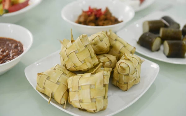 Thumbnail Berita - Tips Masak Ketupat Anti Lengket dan Basi 