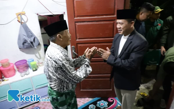 Thumbnail Bupati Bandung Temui Warga Tak Mampu di Malam Takbiran 