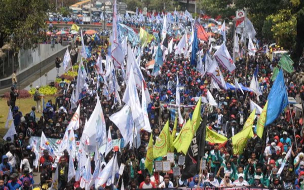 Thumbnail Berita - May Day, 100 Ribu Buruh Kepung Istana Negara dan Mahkamah Konstitusi