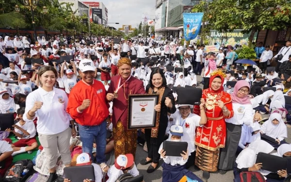 Thumbnail Rekor MURI Pecah dalam Peringatan Hardiknas di Kota Madiun, 9400 Siswa Dapat Laptop Gratis