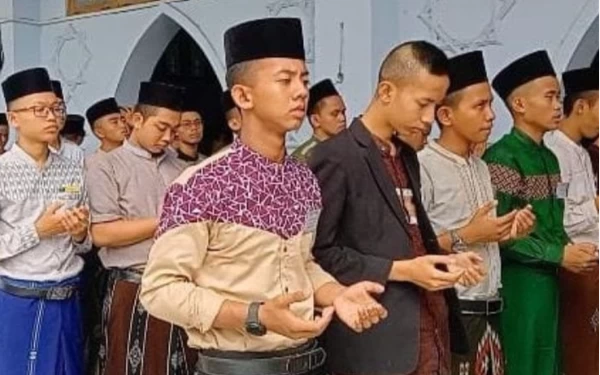 Thumbnail Ribuan Santri Gontor Salat Ghaib untuk  3 Ustaz yang Meninggal Kecelakaan