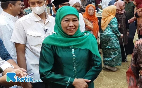 Khofifah Terima Penghargaan Inspirator Gerakan Vokasi Jawa Timur