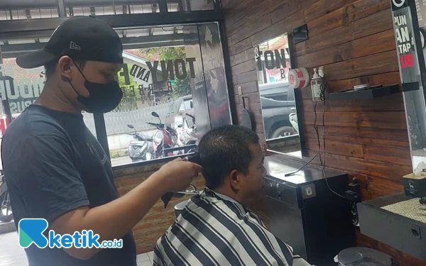 Thumbnail Berita - Sederhananya Bupati Bandung Saat Bercukur Rambut